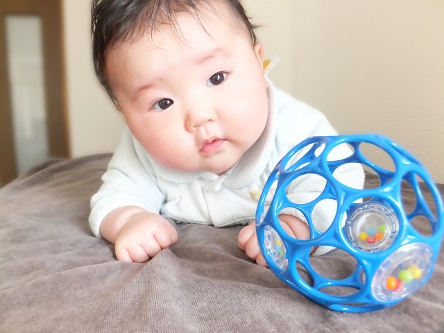 生後４か月 知って安心 赤ちゃんの体重 授乳 寝ない理由とおもちゃ 遊び 双子女子とこそだて